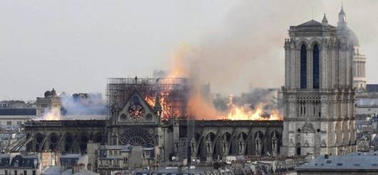 Podczas gdy projekt zewnętrzny Notre-Dame w Paryżu jest wierny oryginałowi, archidiecezja chce przeprojektować wnętrze.