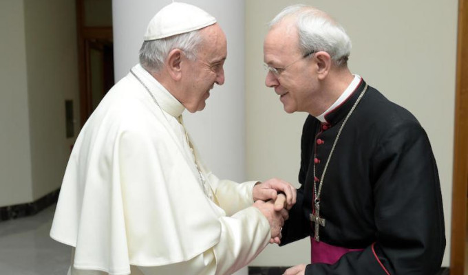 Biskup Schneider prosi Papieża, aby nie przyznawał biskupom i świeckim takiego samego prawa głosu na Synodzie Biskupów
